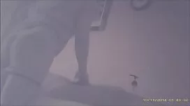 Вона пішла у ванну і ...