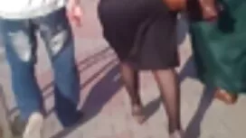 Чоловік взяв курчати ...