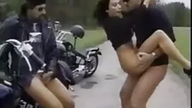 Молода жінка з мален ...