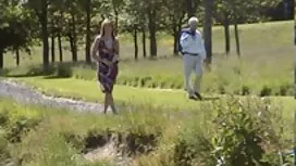 Дівчина легко справл ...
