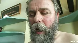 Батько карає неслухн ...
