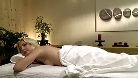 Кицька їсть красивий ...