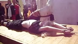 Біла жінка під час м ...
